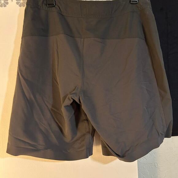 The north face grey shorts - Picture 4 of 5